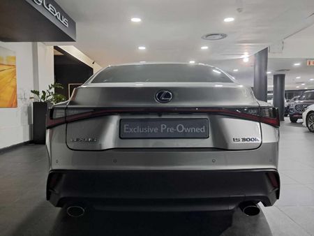 2022-Lexus-IS-300h-EX_4