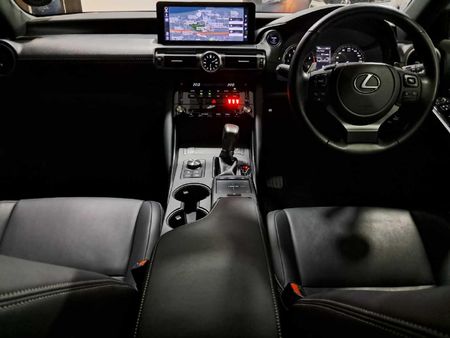 2022-Lexus-IS-300h-EX_5