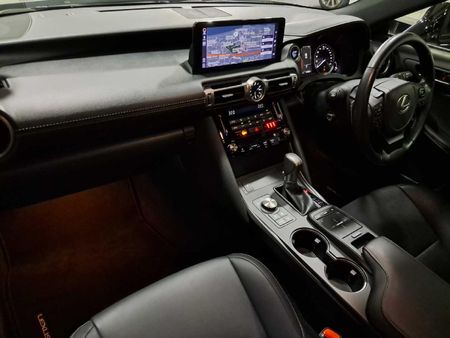 2022-Lexus-IS-300h-EX_7
