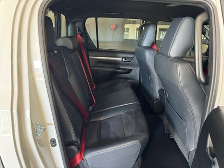 2025-Toyota-Hilux-28GD-6-GR-Sport-Double-Cab-4x4_10