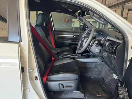 2025-Toyota-Hilux-28GD-6-GR-Sport-Double-Cab-4x4_11