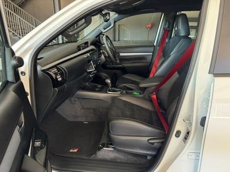 2025-Toyota-Hilux-28GD-6-GR-Sport-Double-Cab-4x4_12