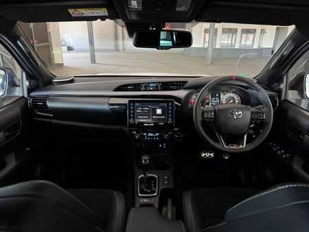 2025-Toyota-Hilux-28GD-6-GR-Sport-Double-Cab-4x4_15