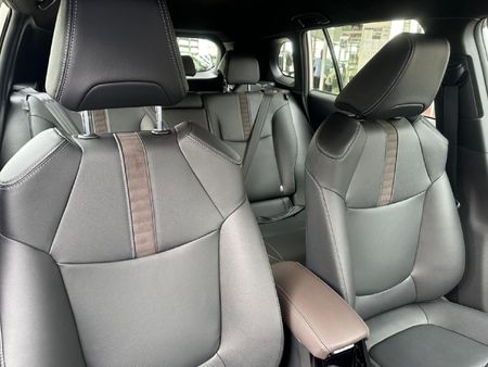 2026-Toyota-Corolla-Cross-18-XS-Hybrid_16