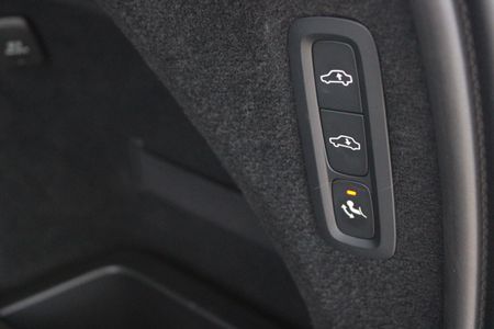 2025-Volvo-XC90-T8-AWD-Plus-Dark_9