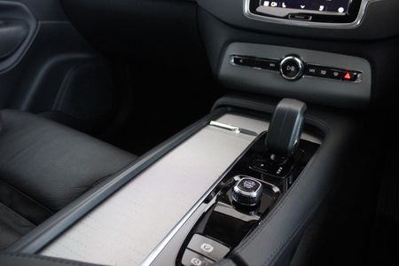 2025-Volvo-XC90-T8-AWD-Plus-Dark_17