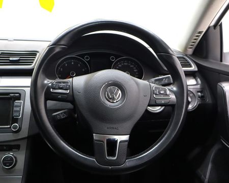 2014-Volkswagen-Passat-18-TSI-Comfortline-Auto-118kW_15