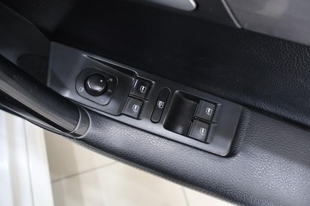 2014-Volkswagen-Passat-18-TSI-Comfortline-Auto-118kW_18