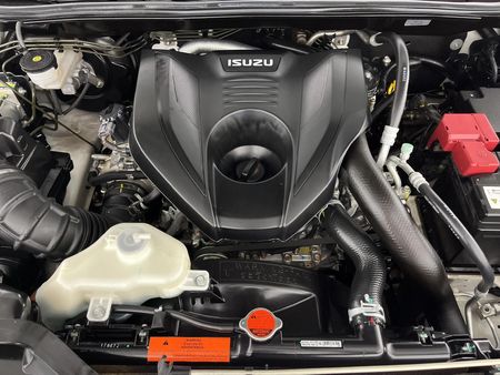 2023-Isuzu-D-Max-30-DDI-V-Cross-HR-Auto-Double-Cab_13