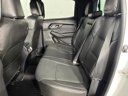 2023-Isuzu-D-Max-30-DDI-V-Cross-HR-Auto-Double-Cab_3