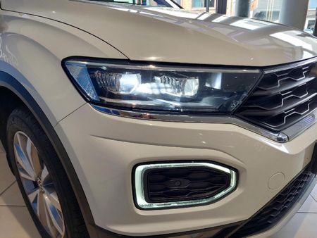 2021-Volkswagen-T-Roc-20-TSI-Design-4Motion-Auto_17