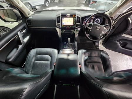 2013-Toyota-Land-Cruiser-200-45-D-V8-VX-Auto_8