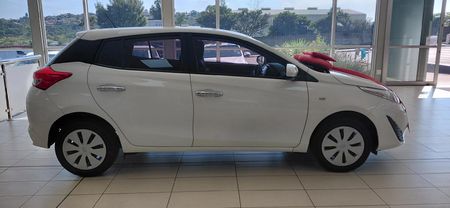 2019-Toyota-Yaris-15-XI-5-dr_2