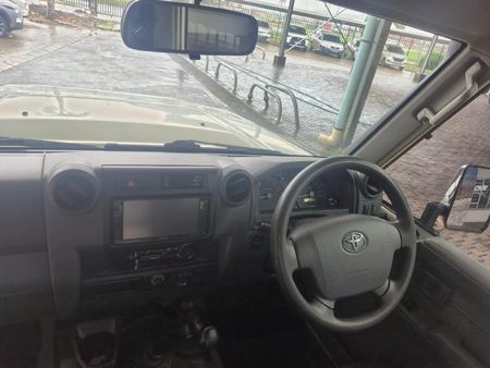 2015-Toyota-Land-Cruiser-79-45-D-Single-Cab_7