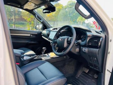 2026-Toyota-Hilux-28-GD-6-RB-Legend-55-Auto-Double-Cab_5