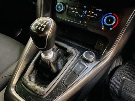 2017-Ford-Focus-10-EcoBoost-Ambiente_9