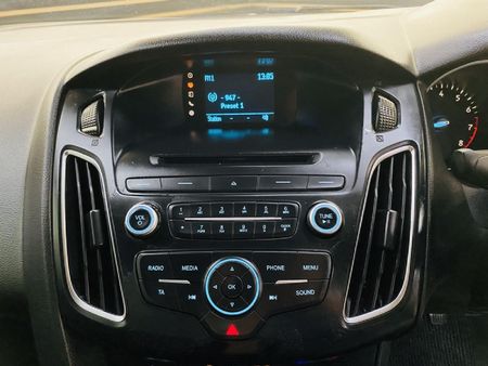 2017-Ford-Focus-10-EcoBoost-Ambiente_10