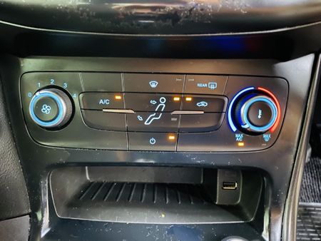 2017-Ford-Focus-10-EcoBoost-Ambiente_11