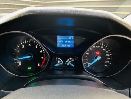 2017-Ford-Focus-10-EcoBoost-Ambiente_12