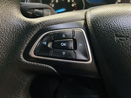 2017-Ford-Focus-10-EcoBoost-Ambiente_13