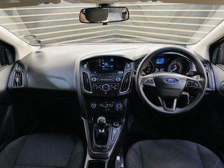 2017-Ford-Focus-10-EcoBoost-Ambiente_17