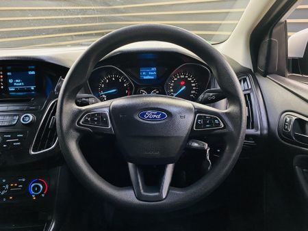 2017-Ford-Focus-10-EcoBoost-Ambiente_18