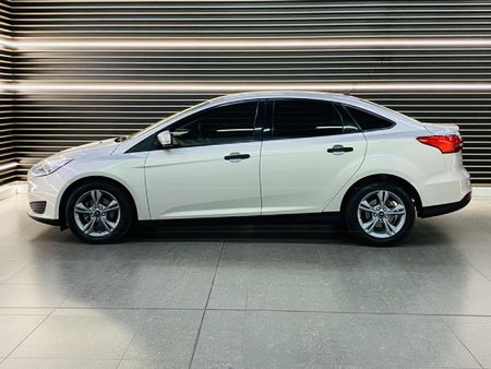 2017-Ford-Focus-10-EcoBoost-Ambiente_1