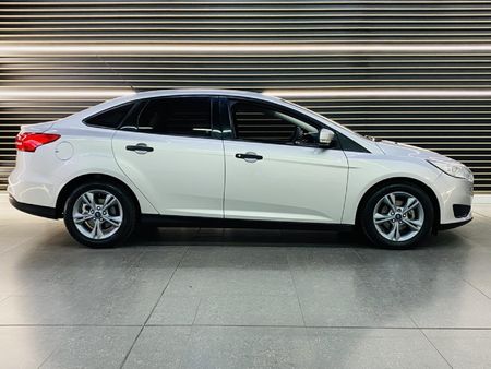 2017-Ford-Focus-10-EcoBoost-Ambiente_19