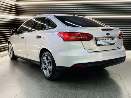2017-Ford-Focus-10-EcoBoost-Ambiente_2