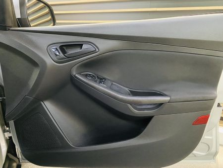2017-Ford-Focus-10-EcoBoost-Ambiente_6