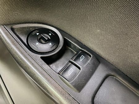 2017-Ford-Focus-10-EcoBoost-Ambiente_7