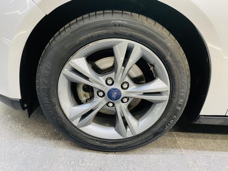 2017-Ford-Focus-10-EcoBoost-Ambiente_8