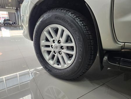 2014-Toyota-Fortuner-30-D-4D-Raised-Body-Auto_1