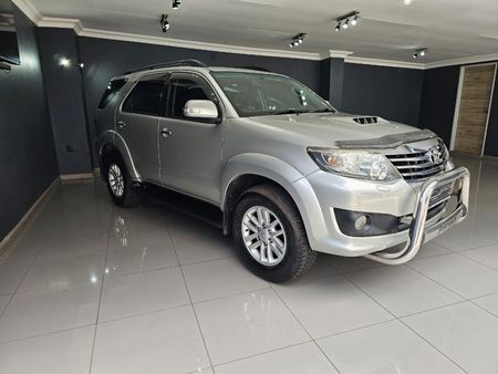 2014-Toyota-Fortuner-30-D-4D-Raised-Body-Auto_3