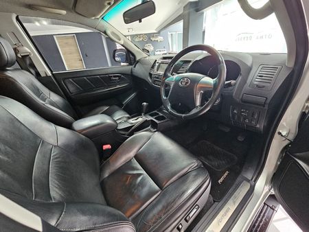 2014-Toyota-Fortuner-30-D-4D-Raised-Body-Auto_4