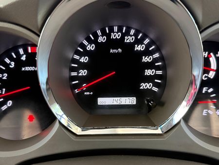 2011-Toyota-Fortuner-30-D-4D-Raised-Body_13