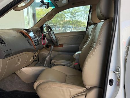 2011-Toyota-Fortuner-30-D-4D-Raised-Body_19