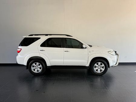 2011-Toyota-Fortuner-30-D-4D-Raised-Body_3