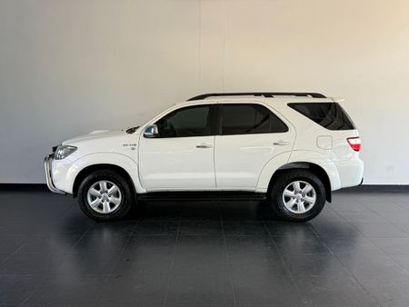 2011-Toyota-Fortuner-30-D-4D-Raised-Body_4