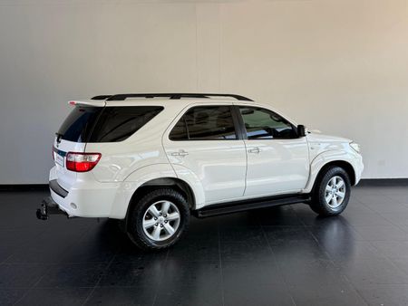 2011-Toyota-Fortuner-30-D-4D-Raised-Body_5