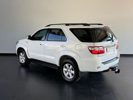 2011-Toyota-Fortuner-30-D-4D-Raised-Body_8