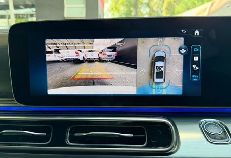 2025-Mercedes-Benz-V-Class-V300d-Exclusive_13