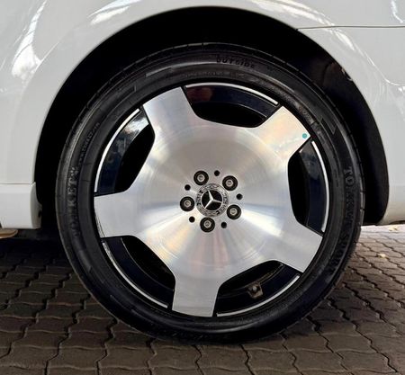 2025-Mercedes-Benz-V-Class-V300d-Exclusive_8