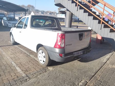 2019-Nissan-NP200-16_9
