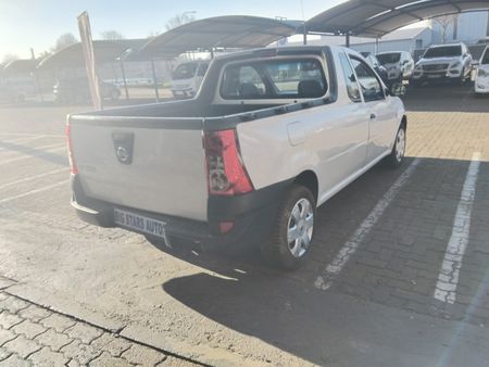 2019-Nissan-NP200-16_10