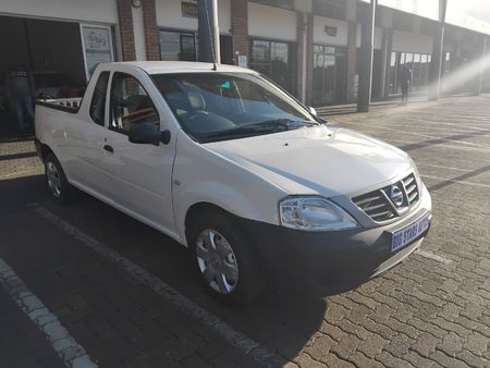 2019-Nissan-NP200-16_1