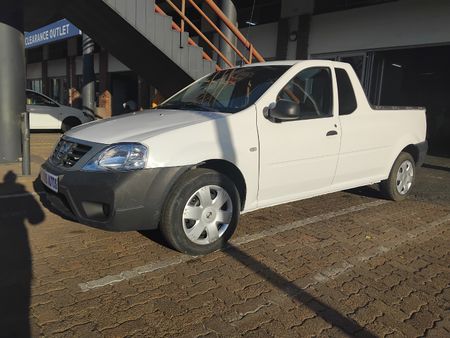 2019-Nissan-NP200-16_2