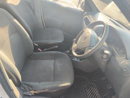 2019-Nissan-NP200-16_3