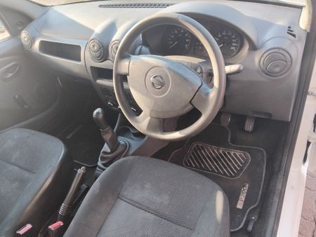 2019-Nissan-NP200-16_4