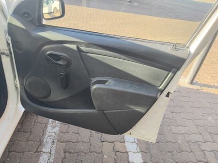2019-Nissan-NP200-16_5